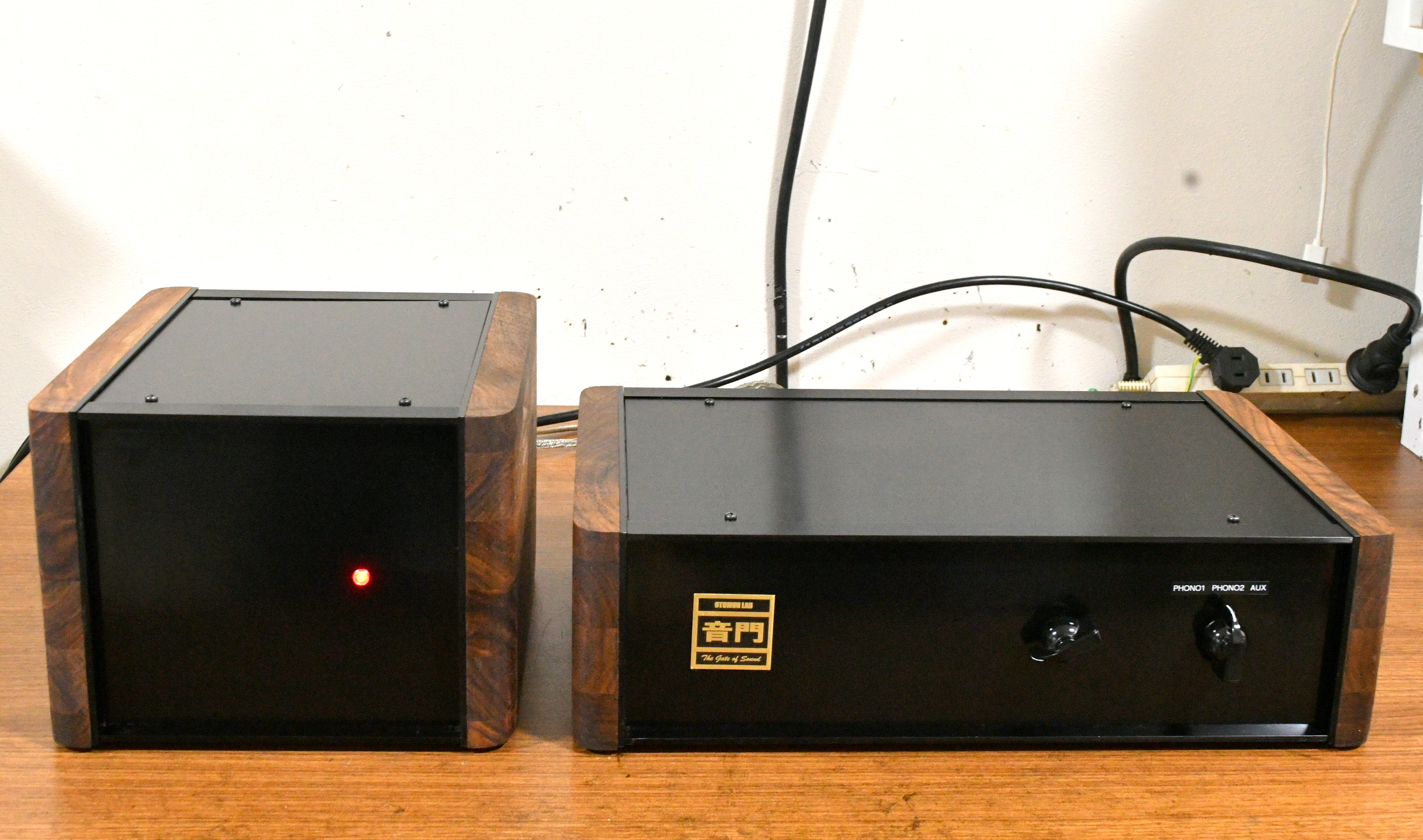 OTOMON LAB  LCR preamp with phono stage and line stage separated power supply